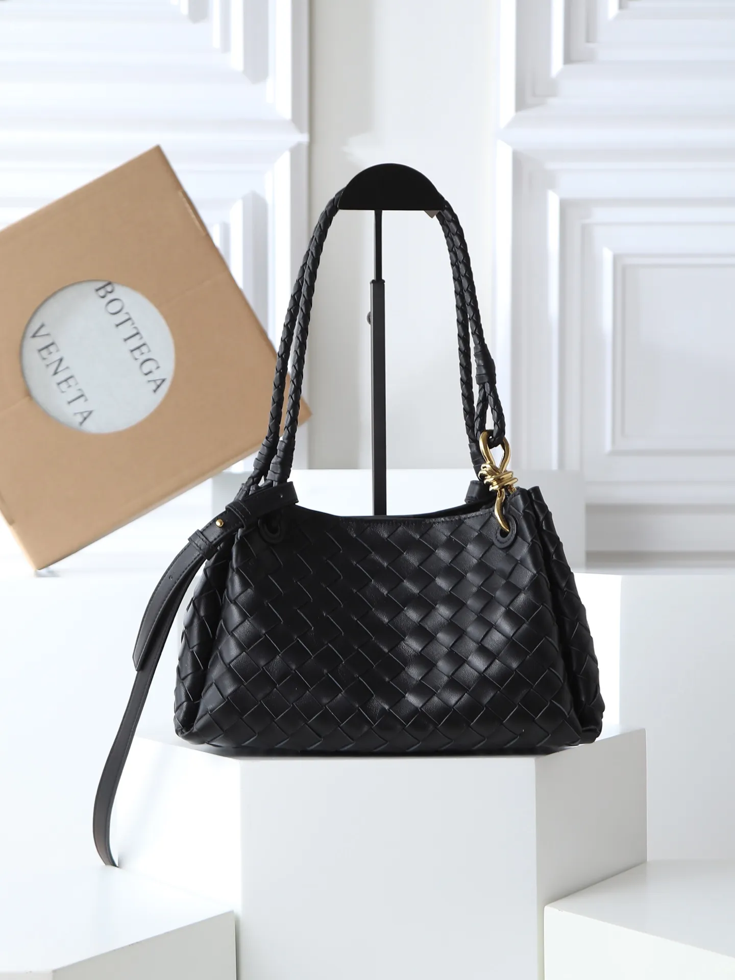 1300. BV's new intrecciato woven leather shoulder bag 🪂 835921 comes with a detachable diagonal shoulder strap and comes with a mini bag inside. The appearance retains the unique design of BV woven leather. The parachute bag is a bag that makes people fall in love before seeing the real thing. The small golden knot embellishment is full of simple and high-end sense to meet your needs in different occasions. Size: 29.5X18.5X17.5cm